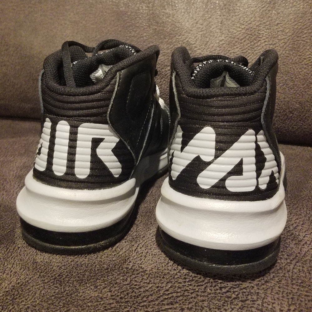 Boys basketball Nike Air Max, like new!